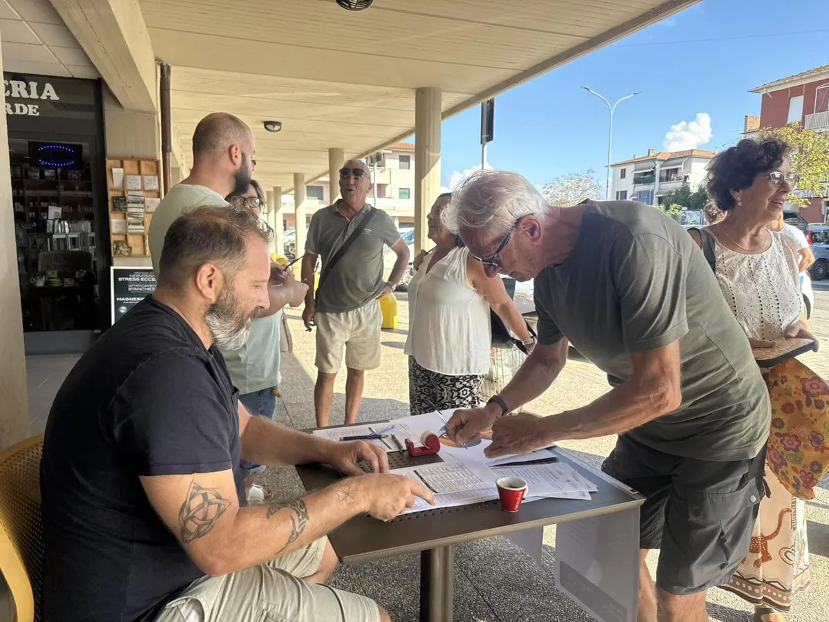 Cittadini firmano la petizione per Viale Matteotti davanti alla Coop di Scarlino Scalo